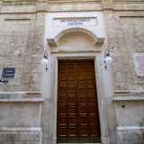 ...appare la piccola facciata del tempio. Molto semplice, si presenta con un prospetto tripartito da paraste con capitelli ed � divisa orizzontalmente in due ordini da una trabeazione. Nella parte inferiore le paraste poggiano su un�alta zoccolatura